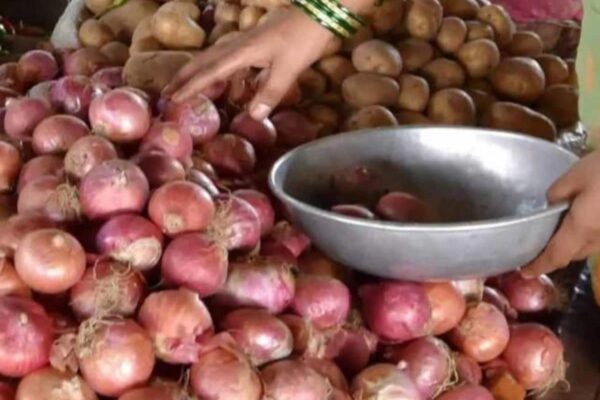 Onion Price Today:आधे से भी कम दाम पर प्याज बेच रही माेदी सरकार, आपके यहां आज क्या है रेट
