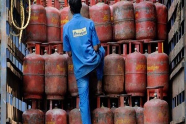 LPG सिलेंडर पर अब दिखेगा क्यूआर कोड, स्कैन करते ग्राहकों को बड़ा फायदा
